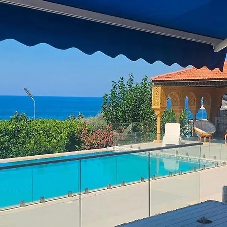 וילה Seafront Villa, Pool Kids Pool, Walkway *