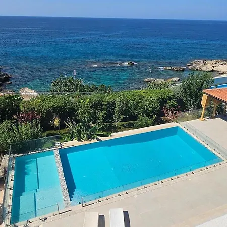 Seafront Villa, Pool Kids Pool, Walkway וילה *