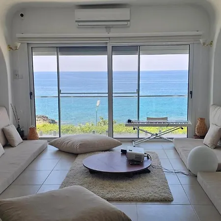 Seafront Villa, Pool Kids Pool, Walkway וילה