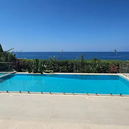 Seafront Villa, Pool Kids Pool, Walkway וילה