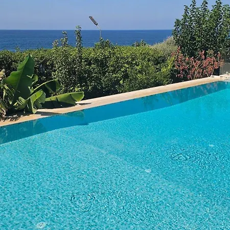 וילה Seafront Villa, Pool Kids Pool, Walkway