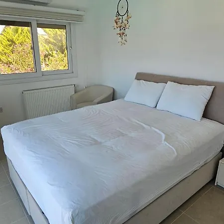 Seafront Villa, Pool Kids Pool, Walkway וילה