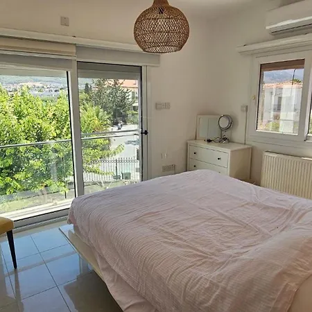 Seafront Villa, Pool Kids Pool, Walkway וילה *