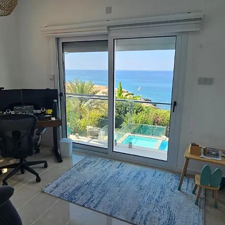 וילה Seafront Villa, Pool Kids Pool, Walkway *