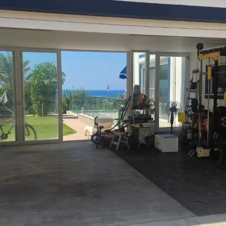 וילה Seafront Villa, Pool Kids Pool, Walkway *