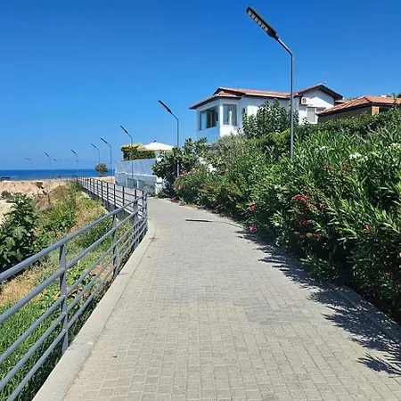 Seafront Villa, Pool Kids Pool, Walkway וילה *